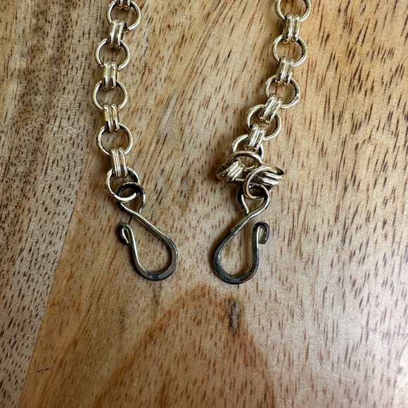 Kendra Scott Harlie Necklace in iridescent white - Picture 5 of 5